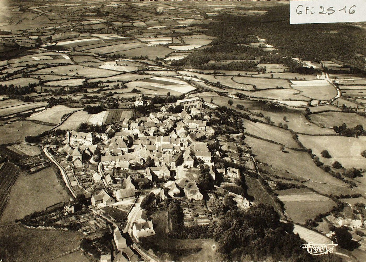Mont-Saint-Vincent. Alt 603 m. Vue générale aérienne.