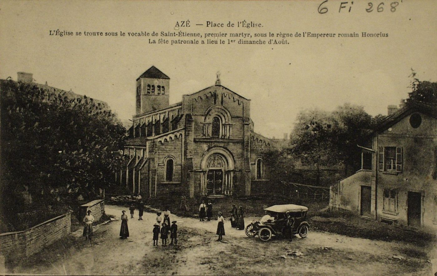 Azé. Place de l'église. L'église se trouve sous le vocable de Saint-Etienne, premier martyr, sous le règne de l'empereur romain Honorius. La fête patronale a lieu le 1er dimanche d'août.
