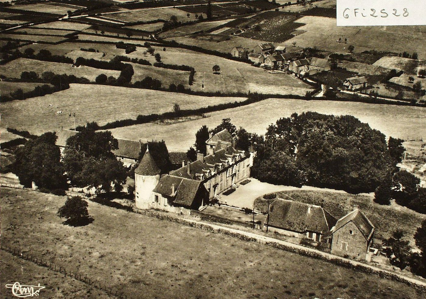 Moroges. Vue aérienne. Le château. Au fond, le hameau du Désert.