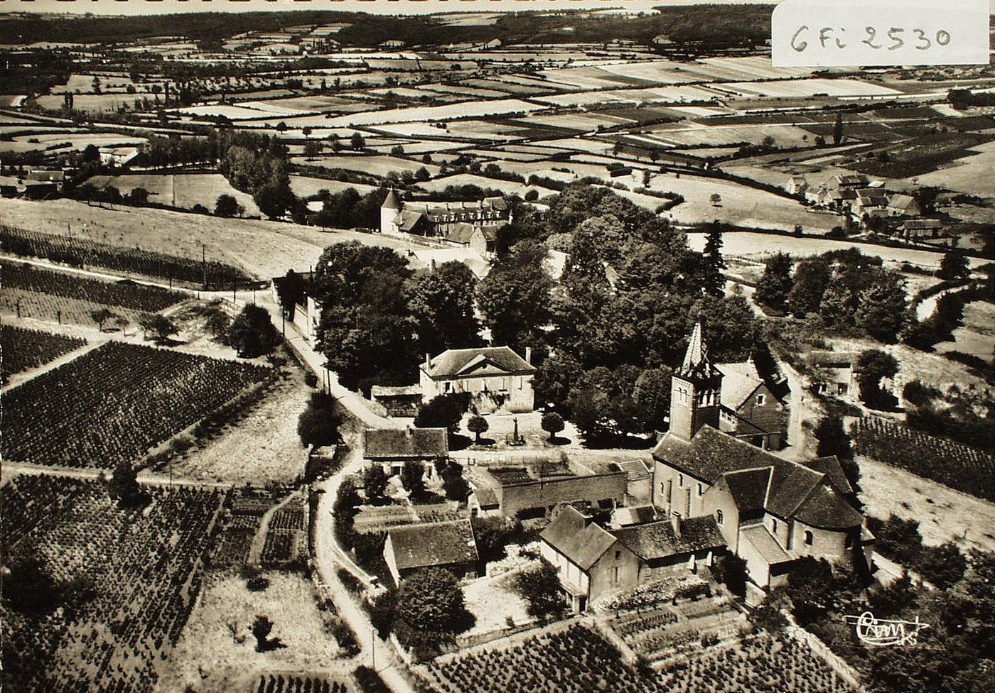 Moroges. Vue aérienne. L'église et le château.