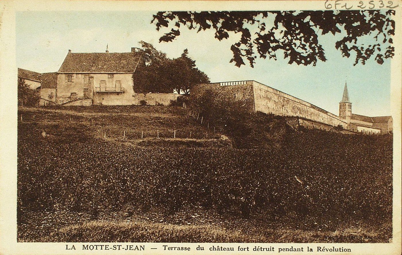 La Motte-Saint-Jean. Terrasse du château fort détruit pendant la Révolution.
