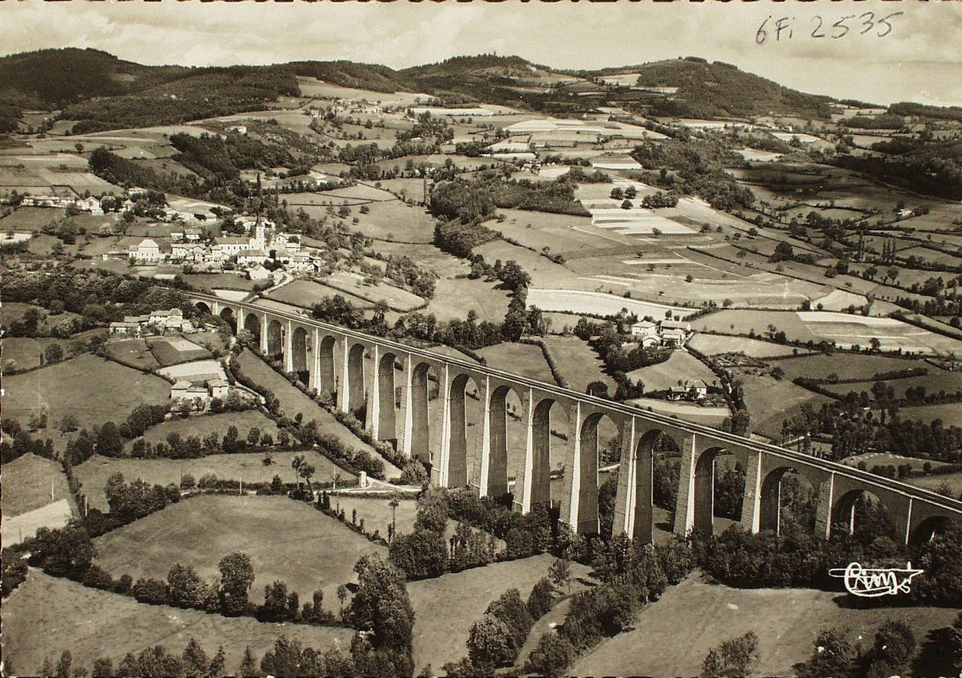 Mussy-sous-Dun. Vue aérienne et le viaduc.