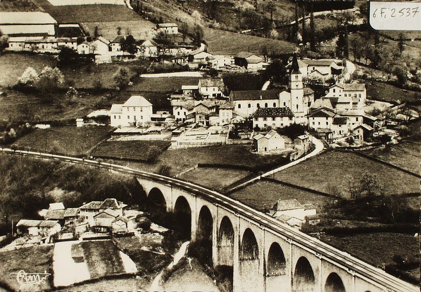 Mussy. Vue aérienne. Le bourg et le viaduc.
