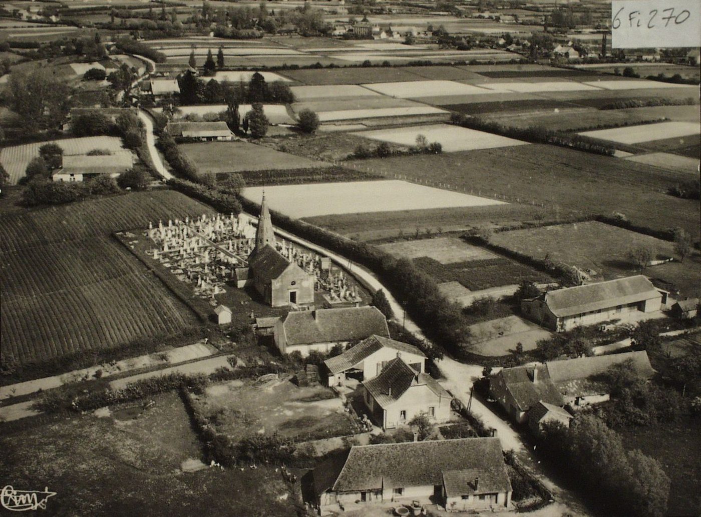 Bantanges. Vue aérienne. L' église et son quartier.