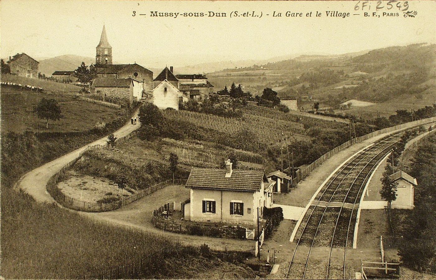 Mussy-sous-Dun. La gare et le village.