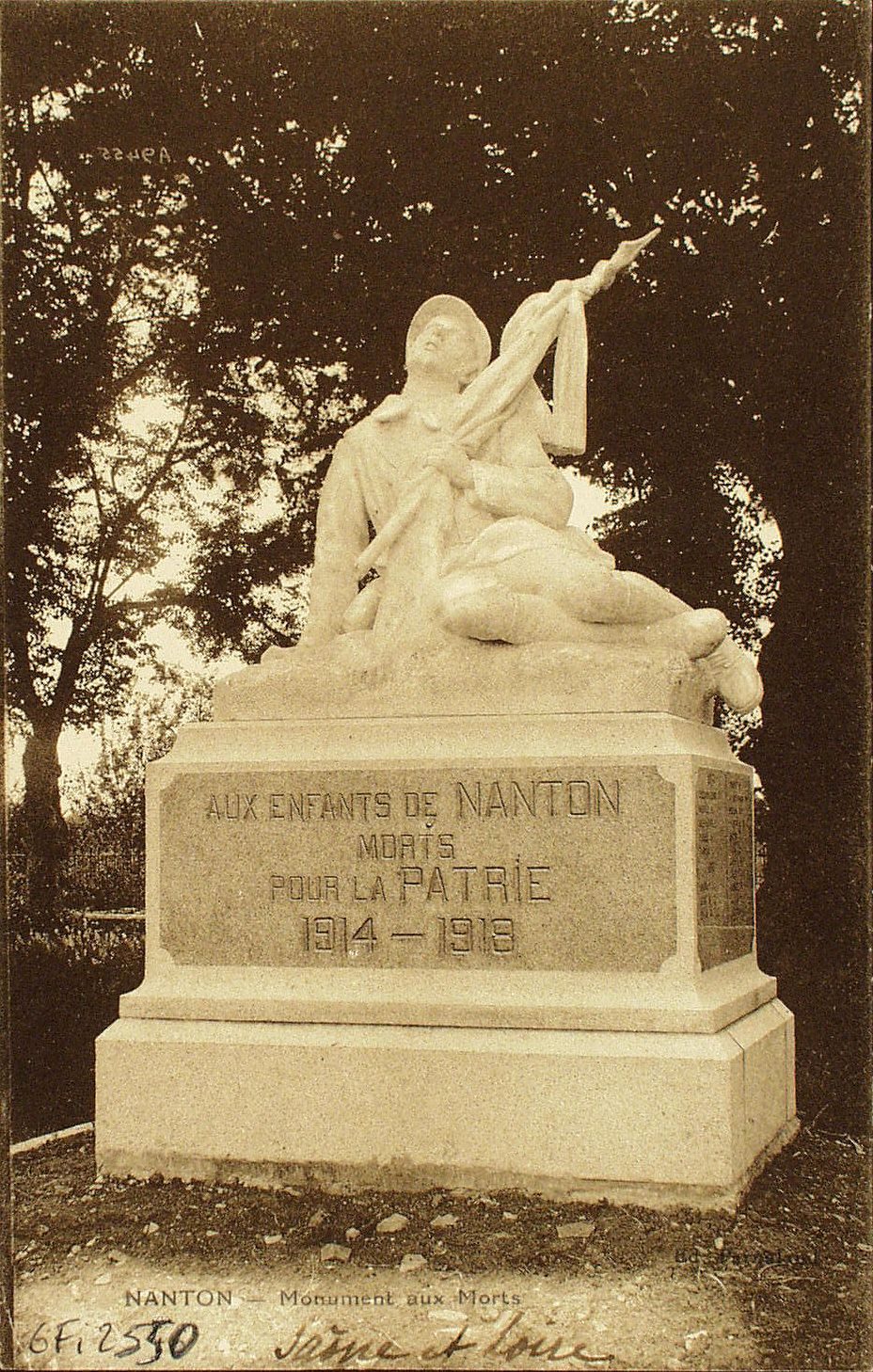 Nanton. Monument aux morts.