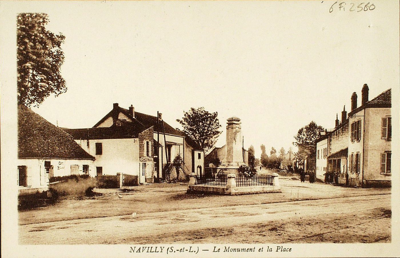 Navilly. Le monument et la place.