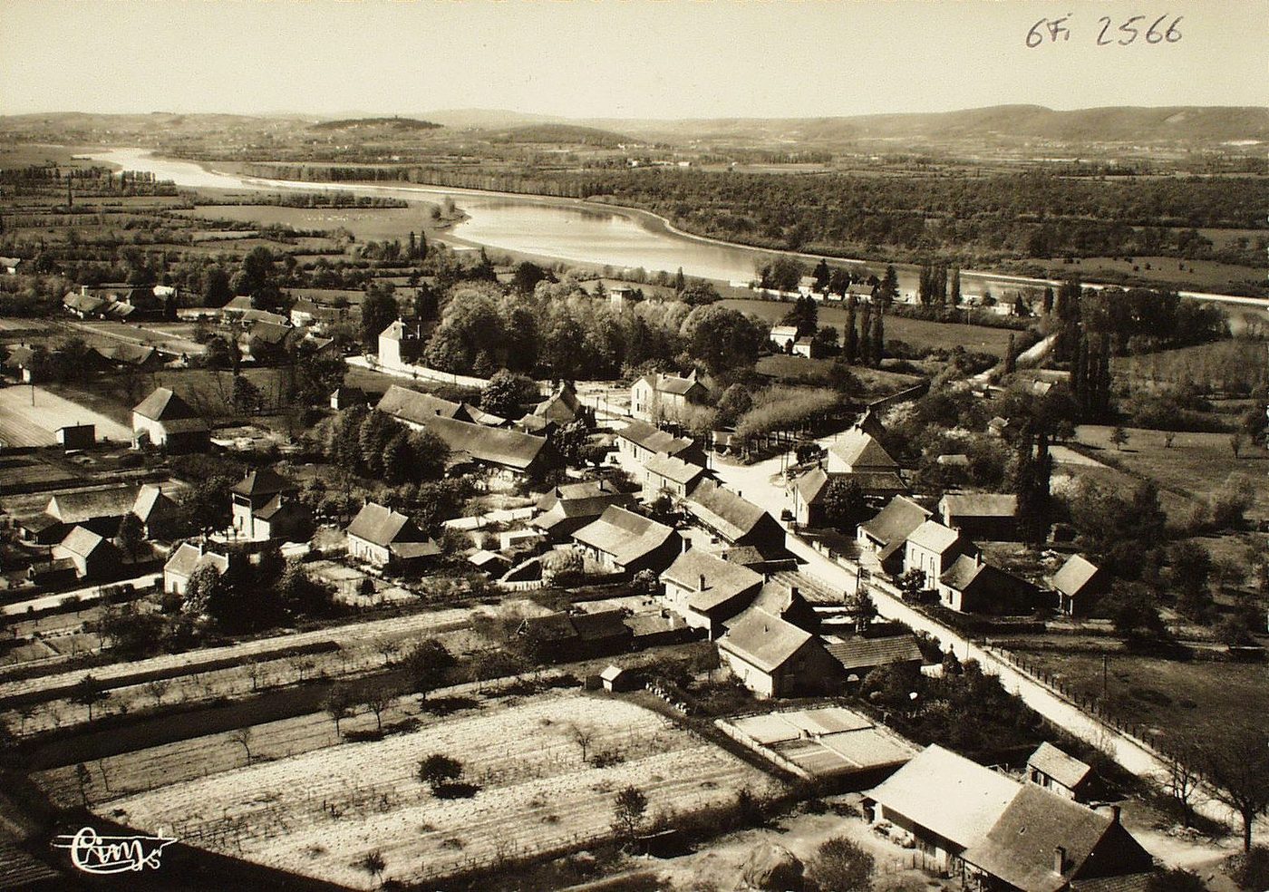 Ormes. Vue générale aérienne.