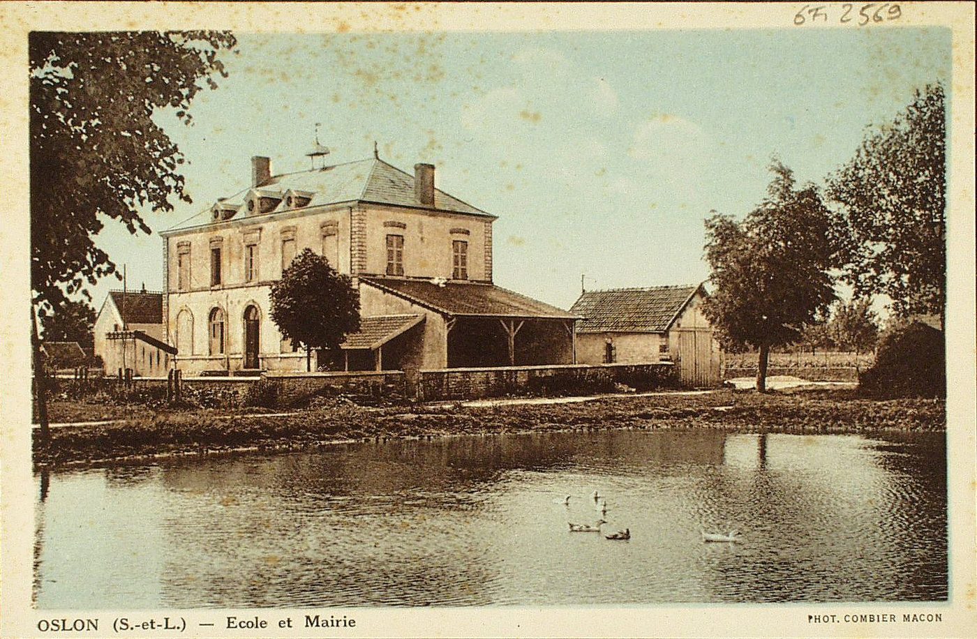 Oslon. Ecole et mairie.