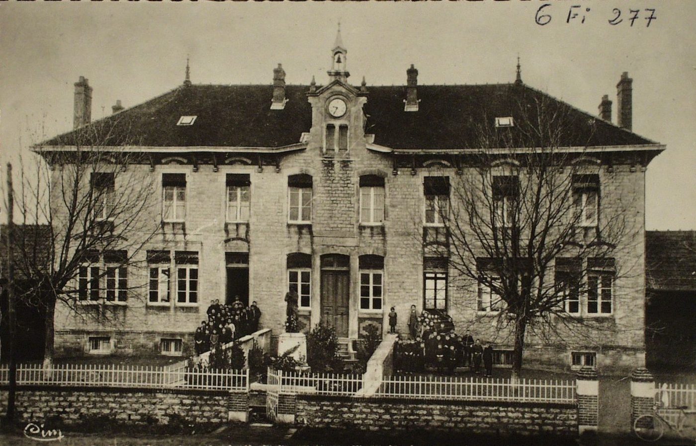 Bantanges. L'école.