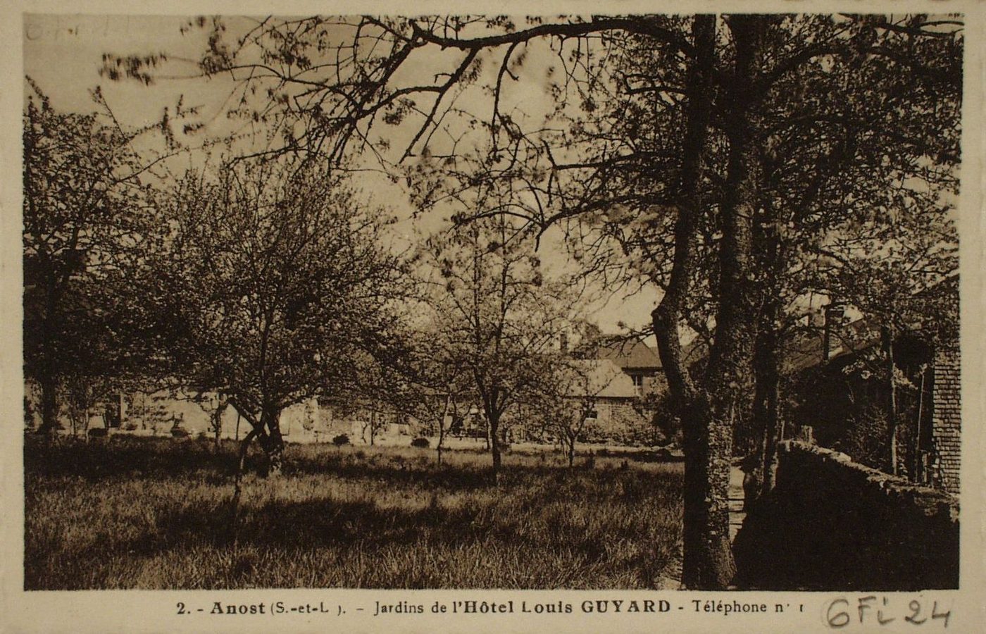 Anost. Jardins de l'hôtel Louis Guyard.