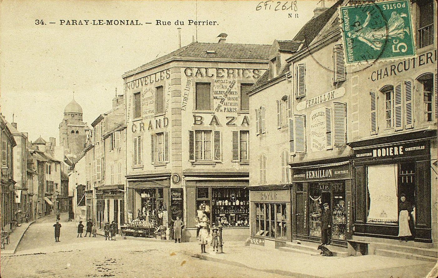 Paray-le-Monial. Rue du Perrier.