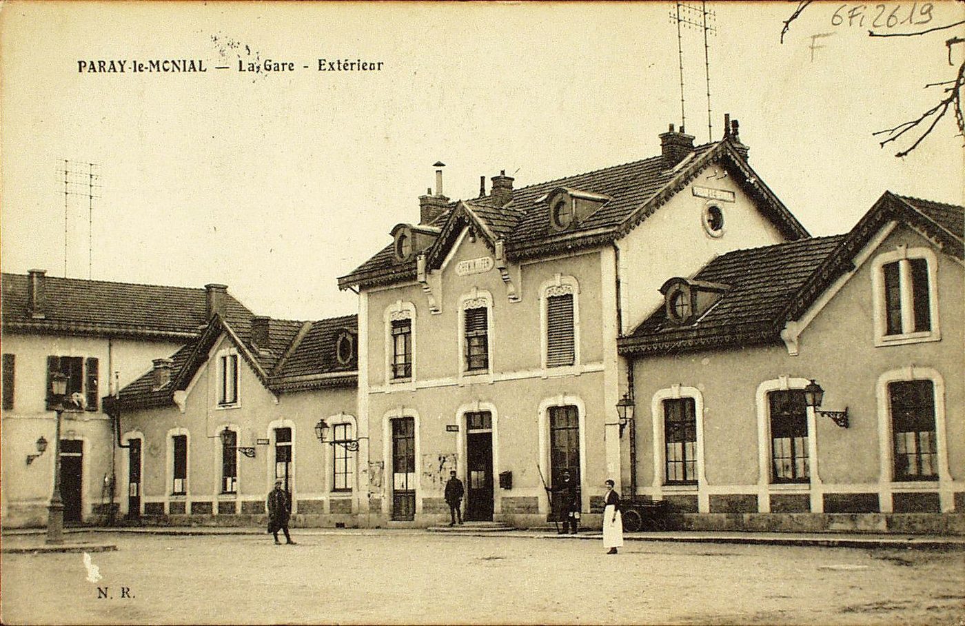 Paray-le-Monial. La gare. Extérieur.