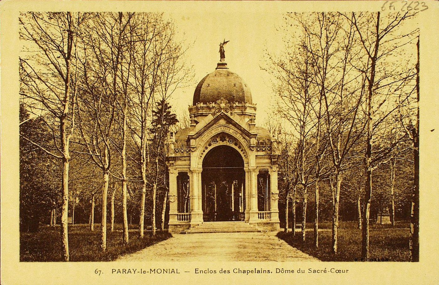 Paray-le-Monial. Enclos des Chapelains. Dôme du Sacré-Coeur.