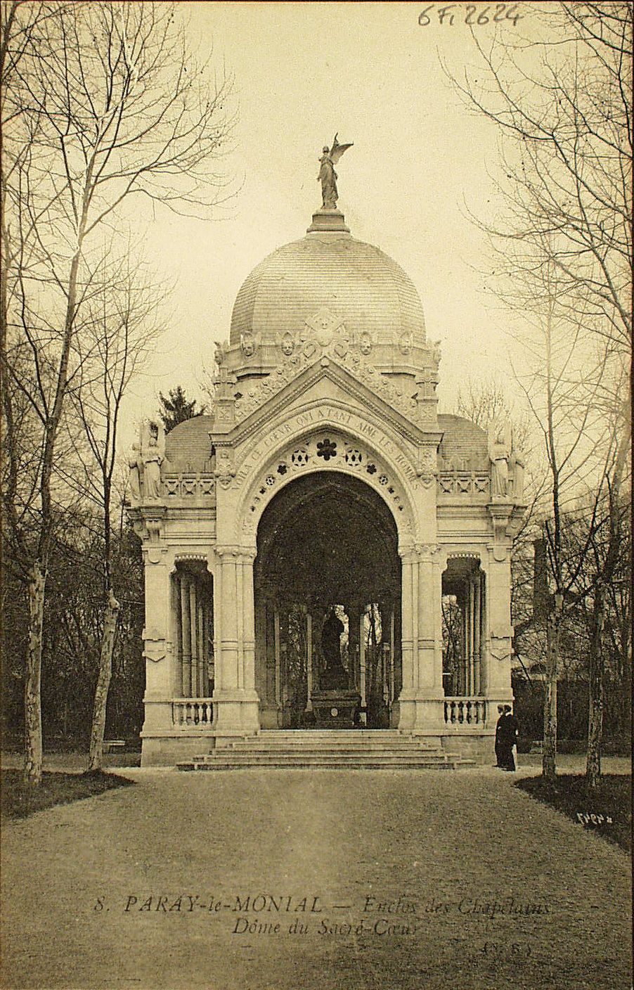 Paray-le-Monial. Enclos des Chapelains. Dôme du Sacré-Coeur.