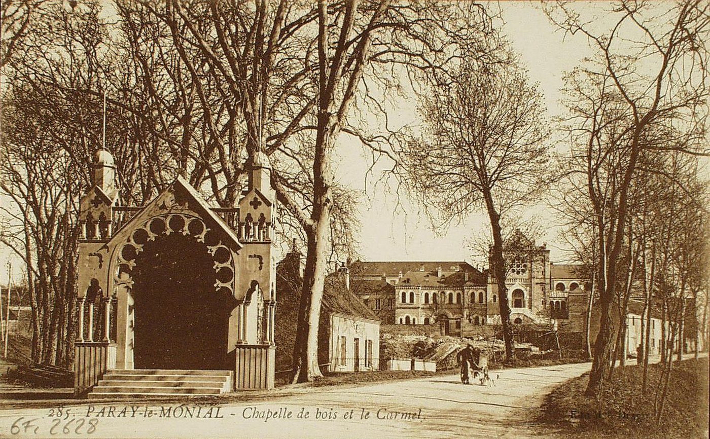 Paray-le-Monial. Chapelle de bois et le carmel.