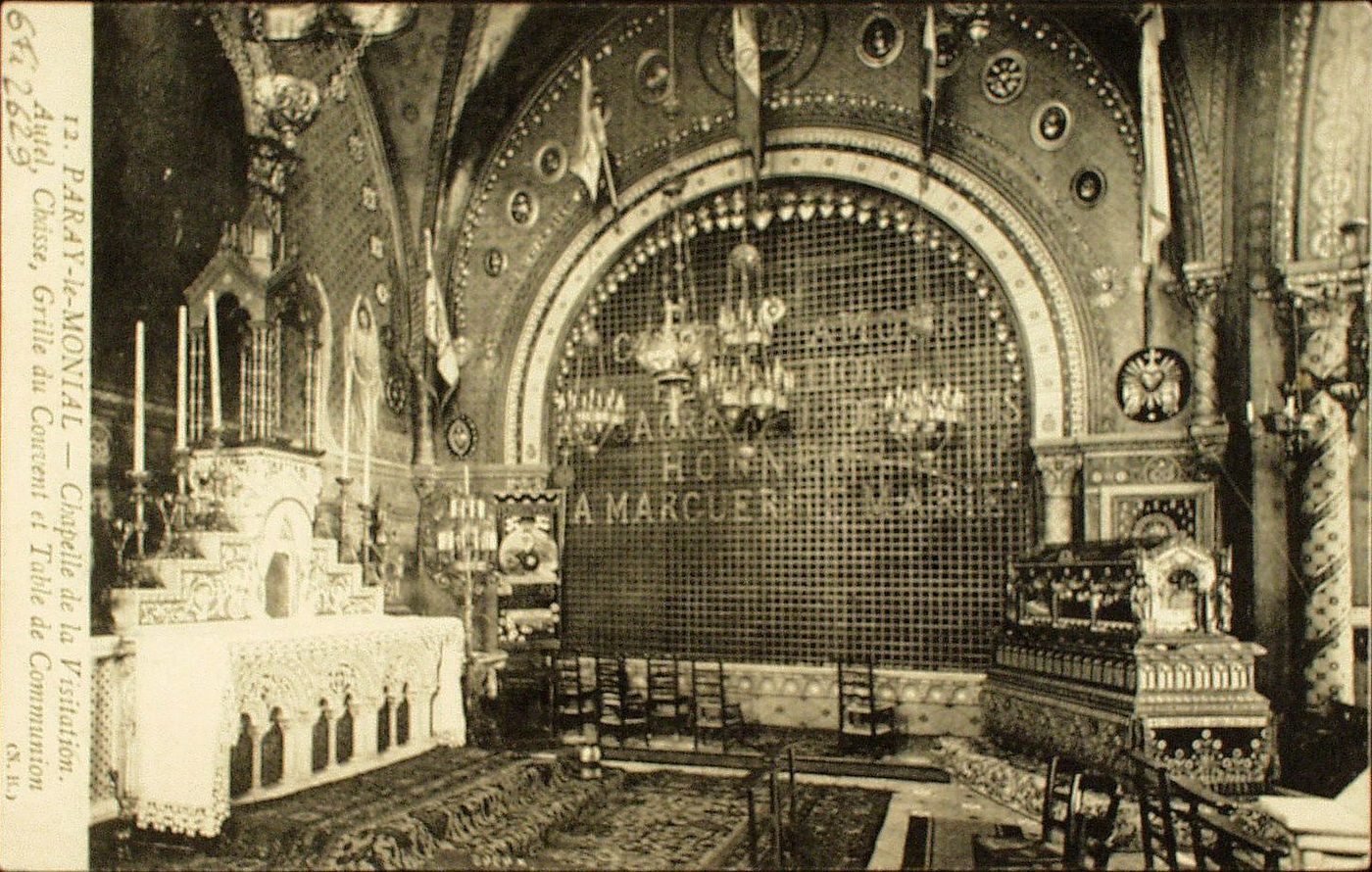 Paray-le-Monial. Chapelle de la Visitation. Autel, châsse, grille du couvent et table de communion.