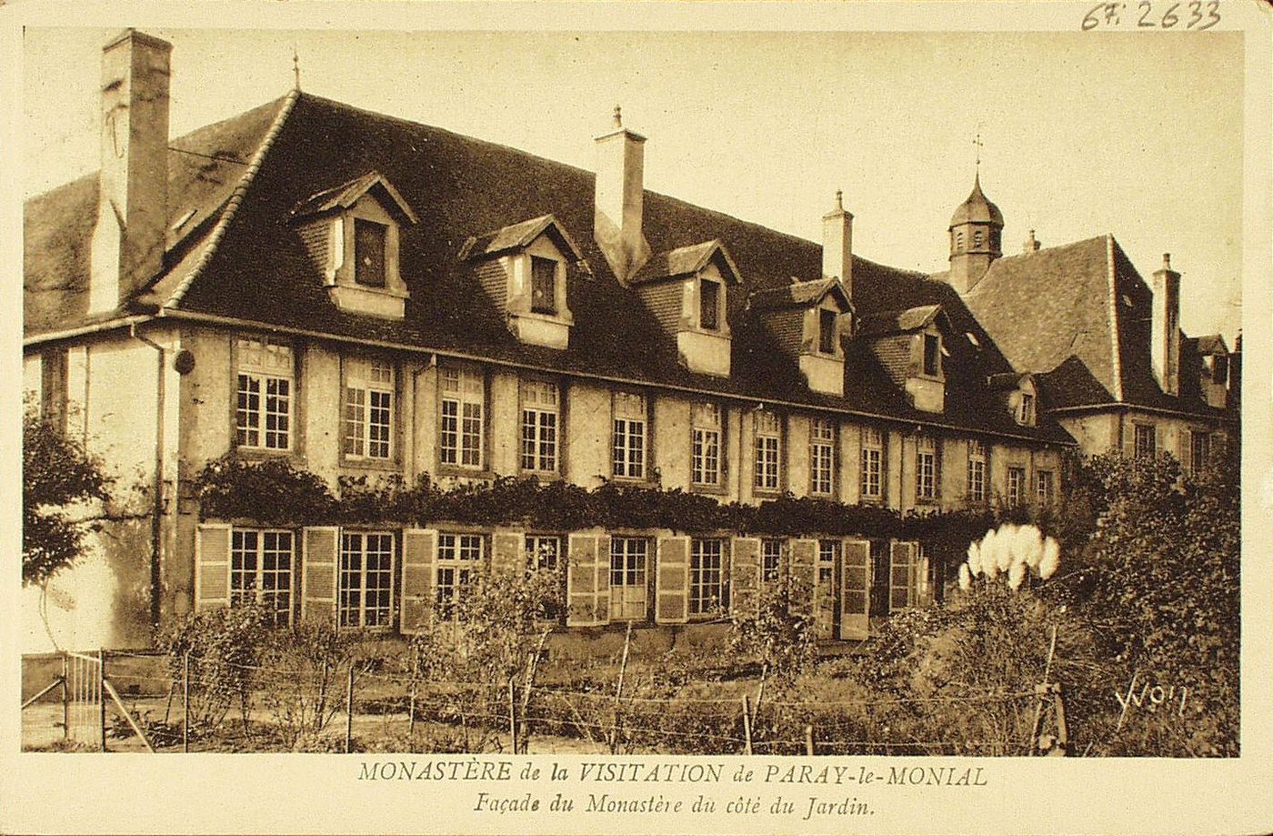 Monastère de la Visitation de Paray-le-Monial. Façade du monastère du côté du jardin.