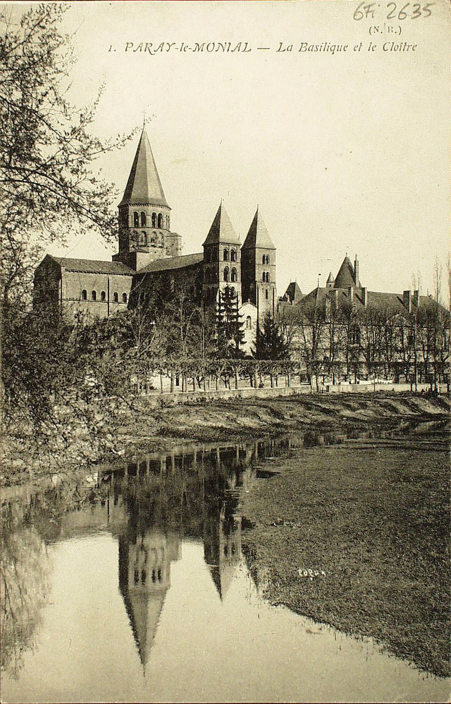 Paray-le-Monial. La basilique et le cloître.
