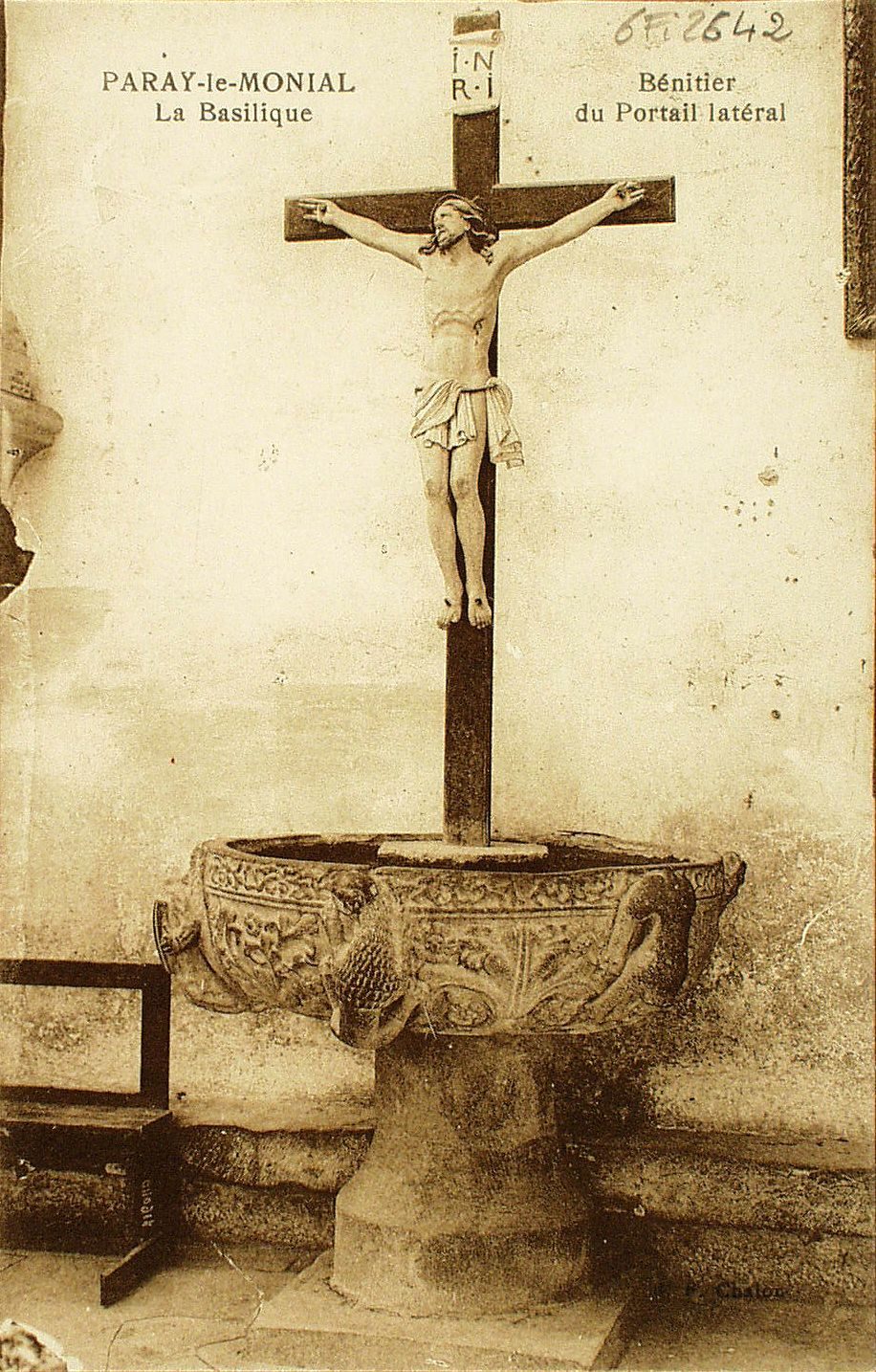 Paray-le-Monial. La basilique. Bénitier du portail latéral.