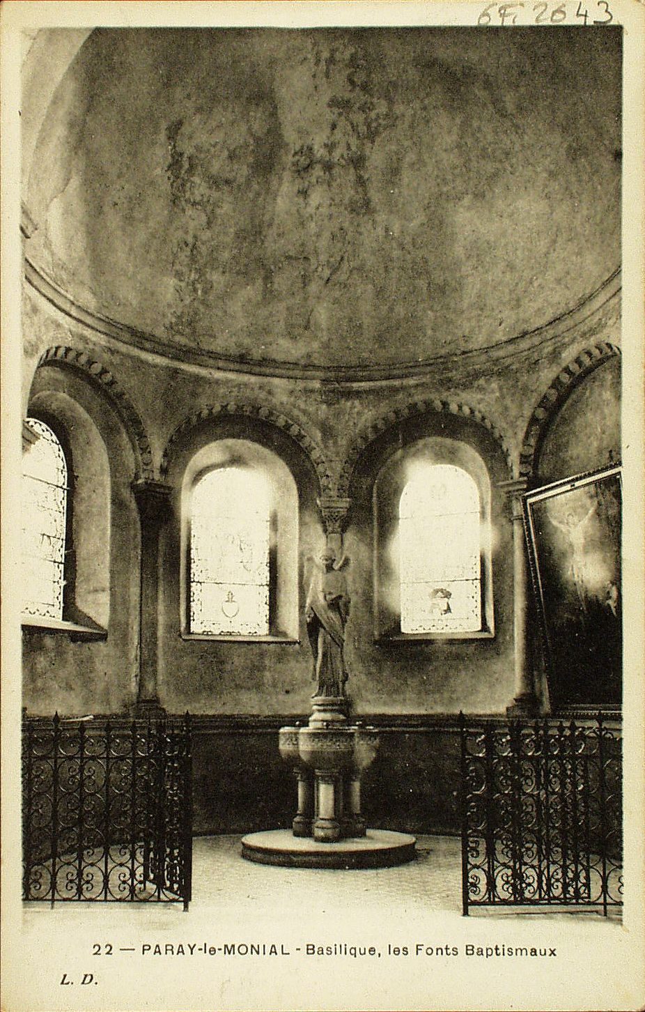 Paray-le-Monial. Basilique, les fonts baptismaux.