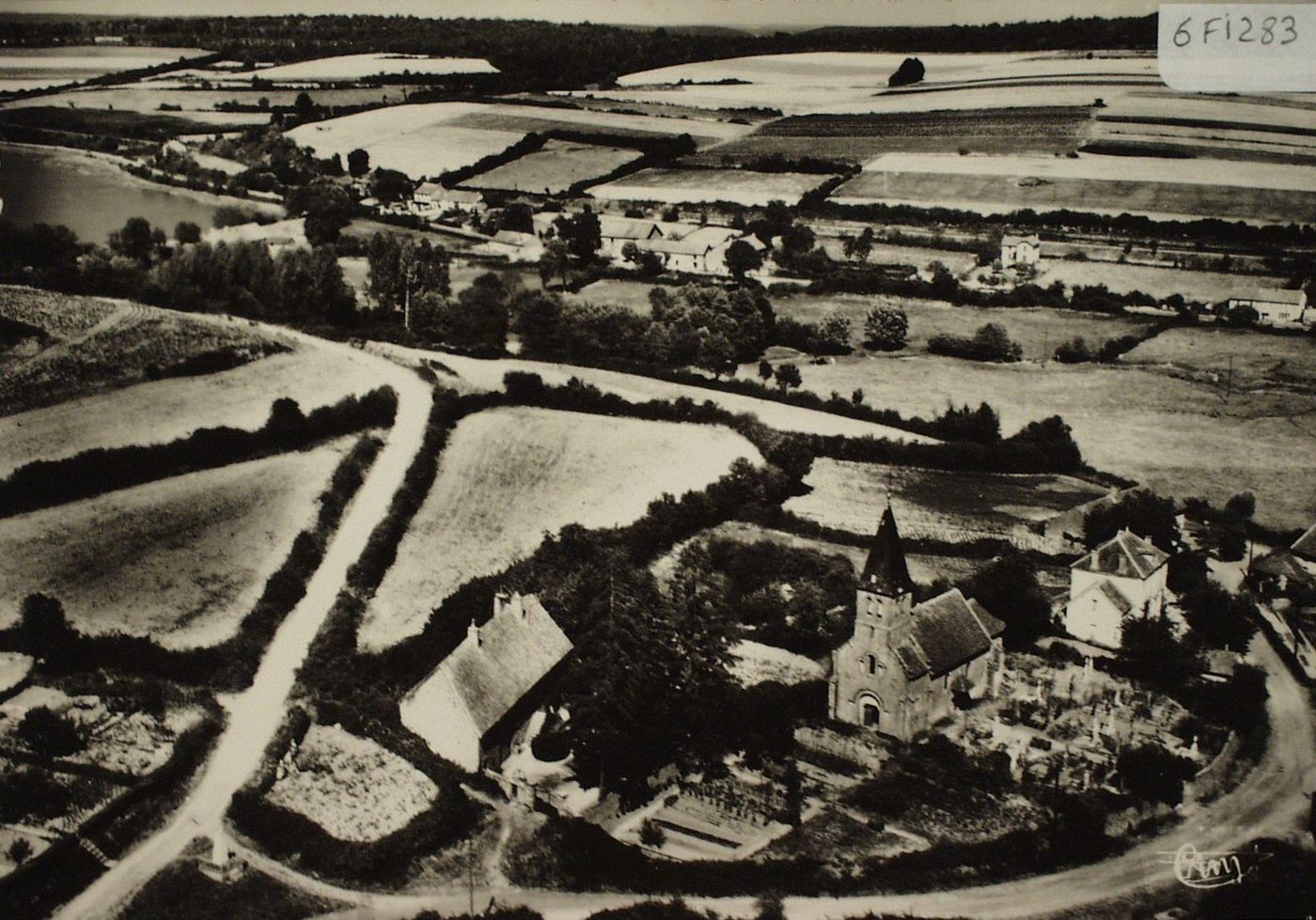 Barnay. Vue aérienne de l'église et de la mairie. Perspective sur Barnay-Dessus.
