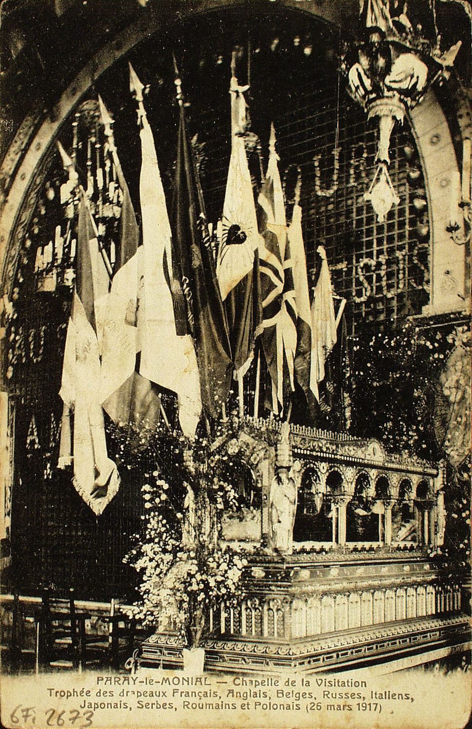 Paray-le-Monial. Chapelle de la Visitation. Trophée des drapeaux français, anglais, belges, russes, italiens, japonais, serbes, roumains et polonais (26 mars 1917).