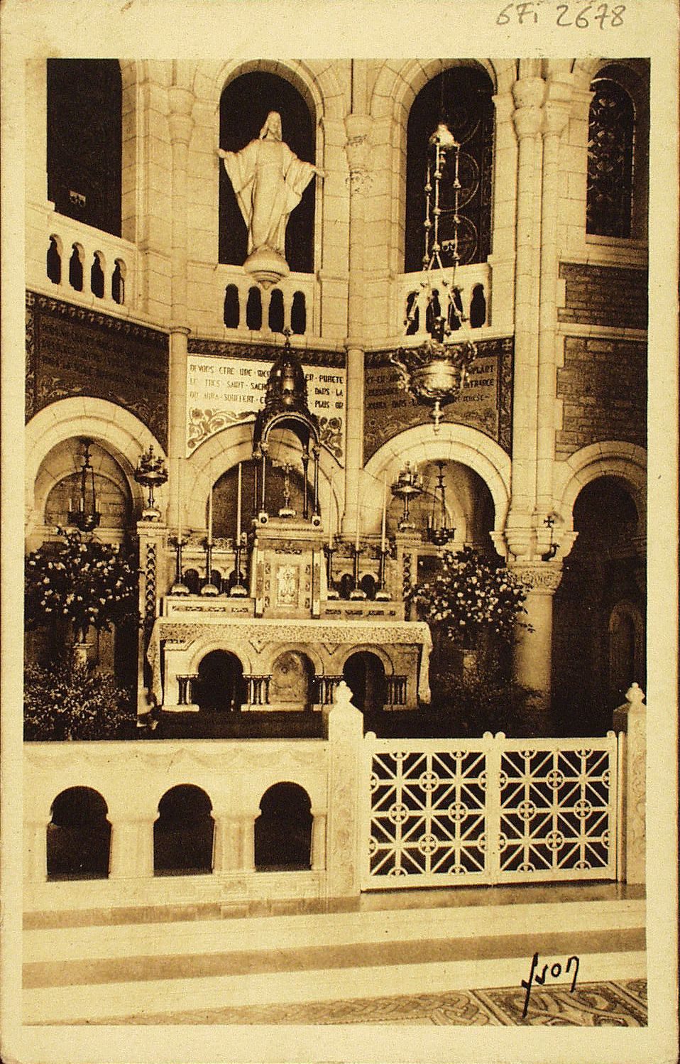 Carmel de Paray-le-Monial. La chapelle. Le sanctuaire.