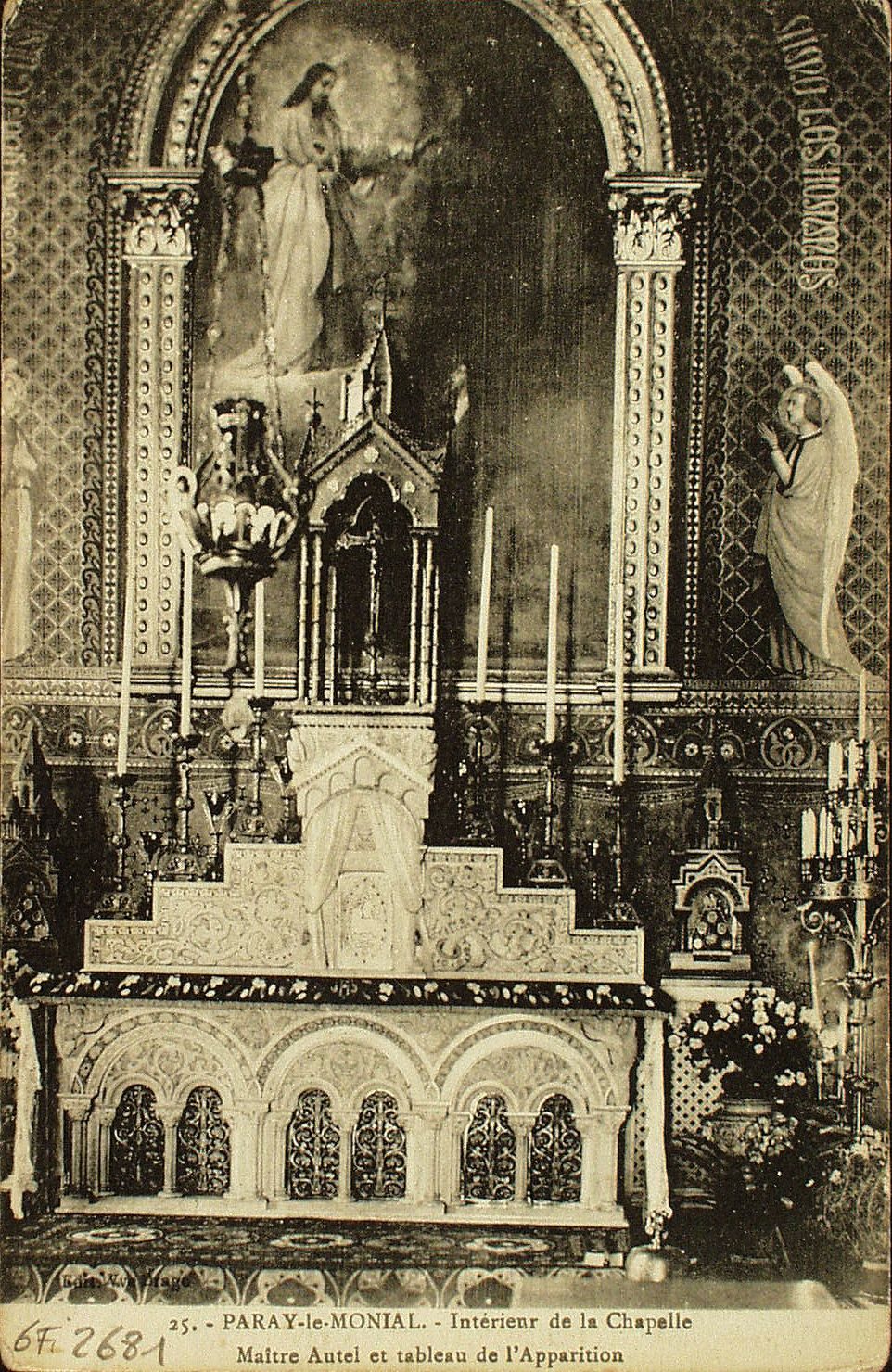 Paray-le-Monial. Intérieur de la chapelle. Maître autel et tableau de l'apparition.