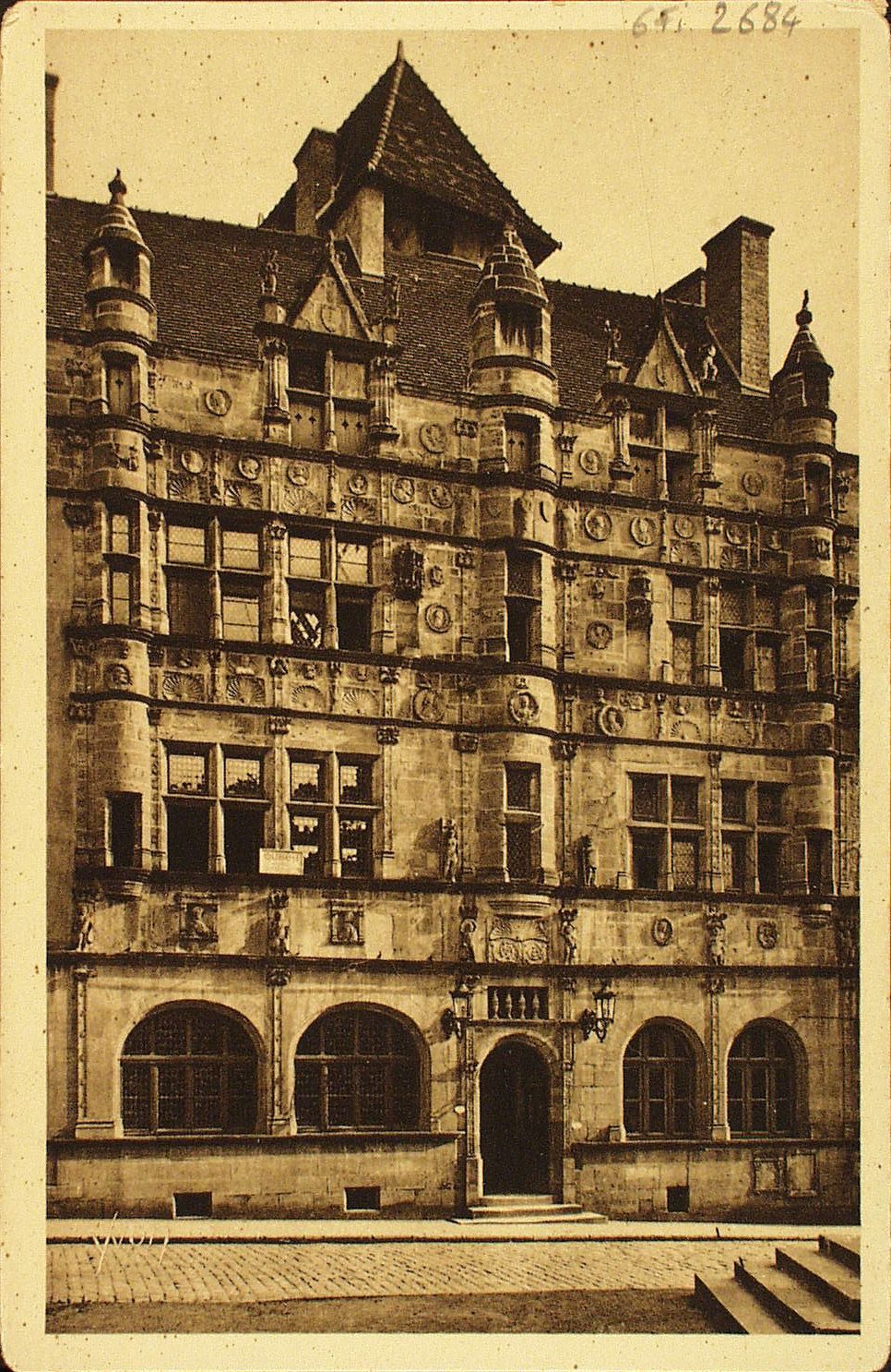 Paray-le-Monial. Hôtel de ville construit au XVIe s.