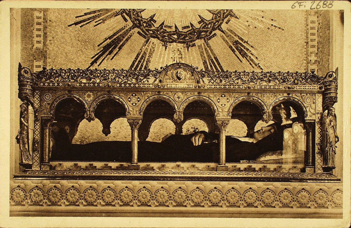 Paray-le-Monial. Monastère de la Visitation. Châsse renfermant les reliques de sainte Marguerite-Marie Alacoque.