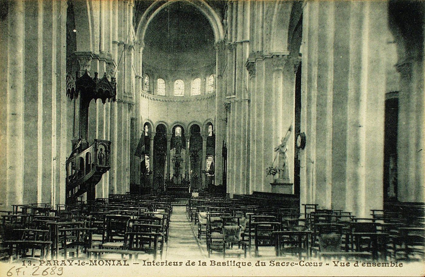 Paray-le-Monial. Intérieur de la basilique du Sacré-Coeur. Vue d'ensemble.
