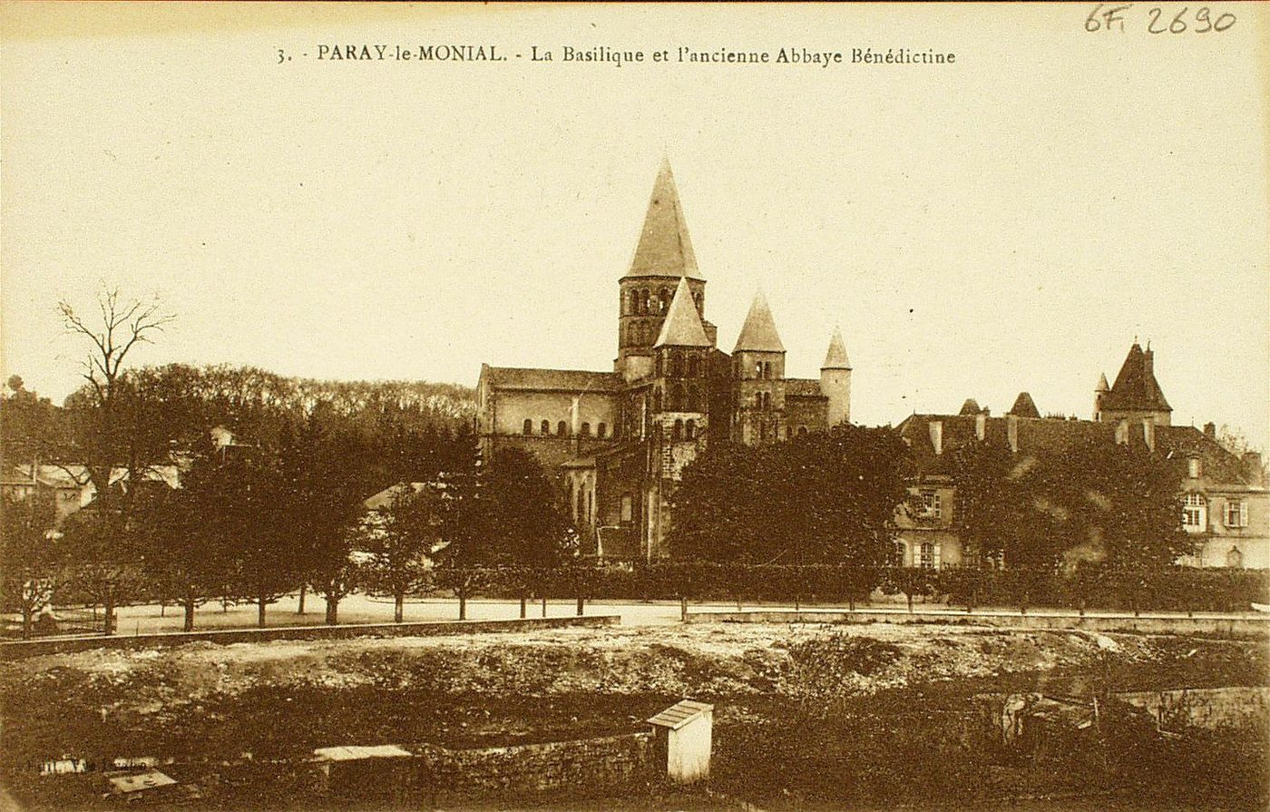 Paray-le-Monial. La basilique et l'ancienne abbaye bénédictine.