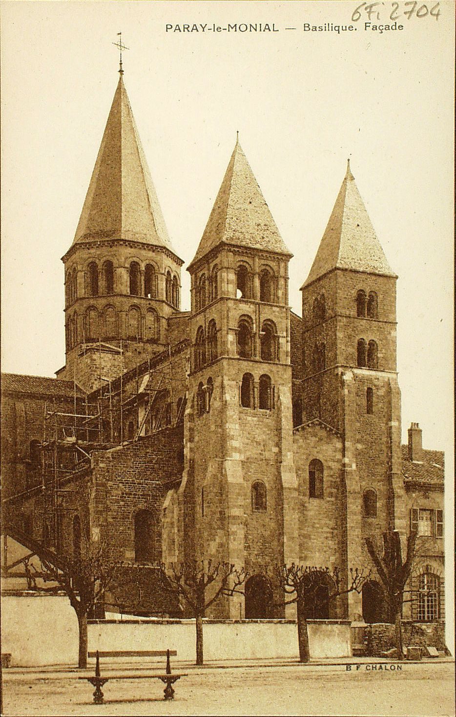 Paray-le-Monial. Basilique. Façade.