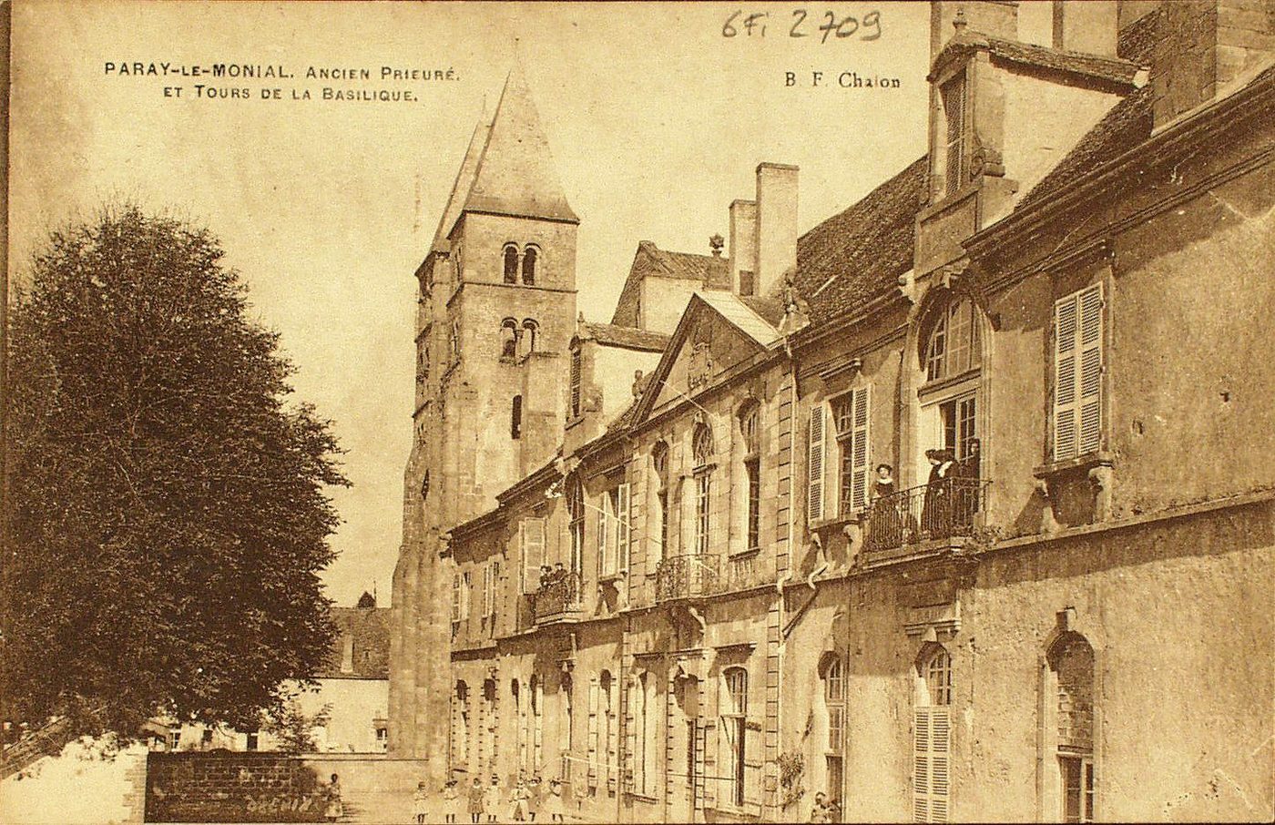 Paray-le-Monial. Ancien prieuré et tours de la basilique.