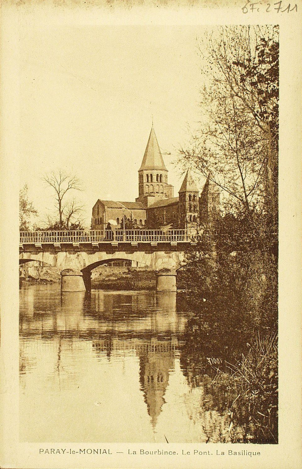 Paray-le-Monial. La Bourbince. Le pont. La basilique.