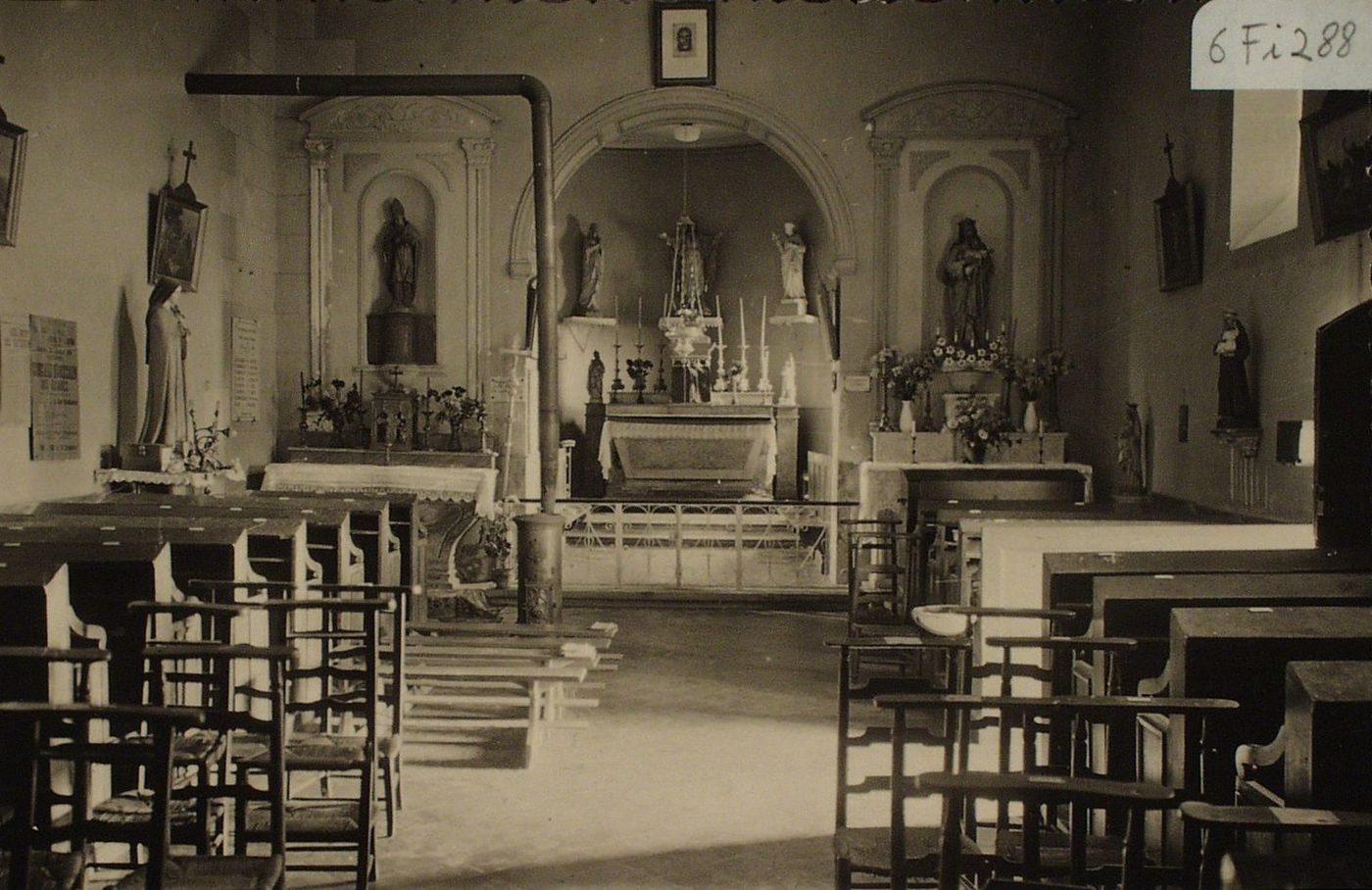 Barnay. Intérieur de l'église.