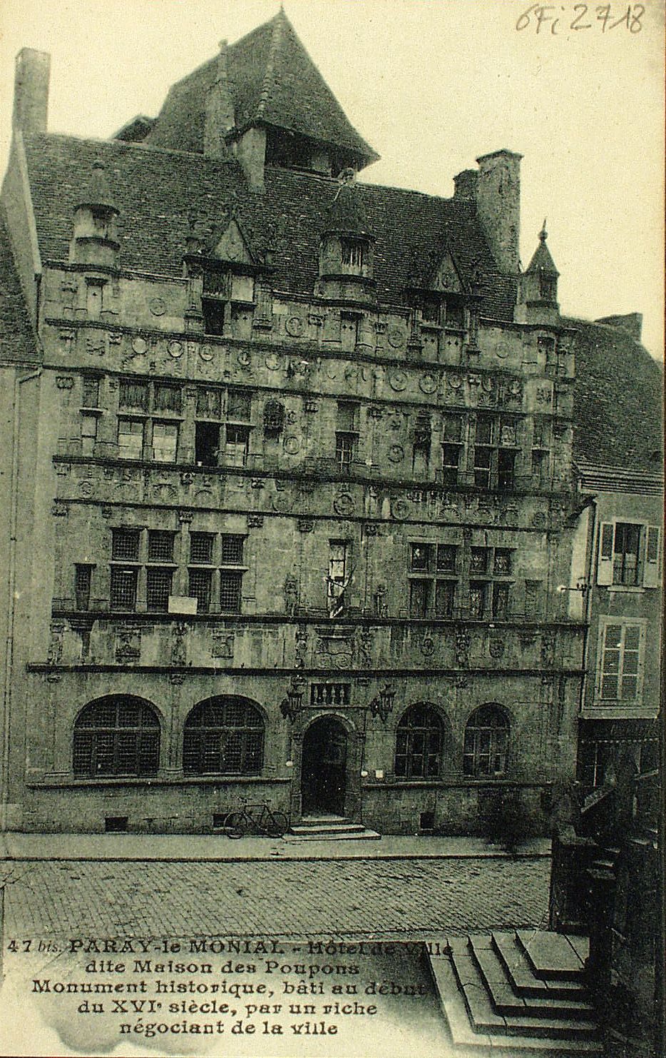 Paray-le-Monial. Hôtel de ville dite maison des Poupons. Monument historique, bâti au début du XVIe s., par un riche négociant de la ville.