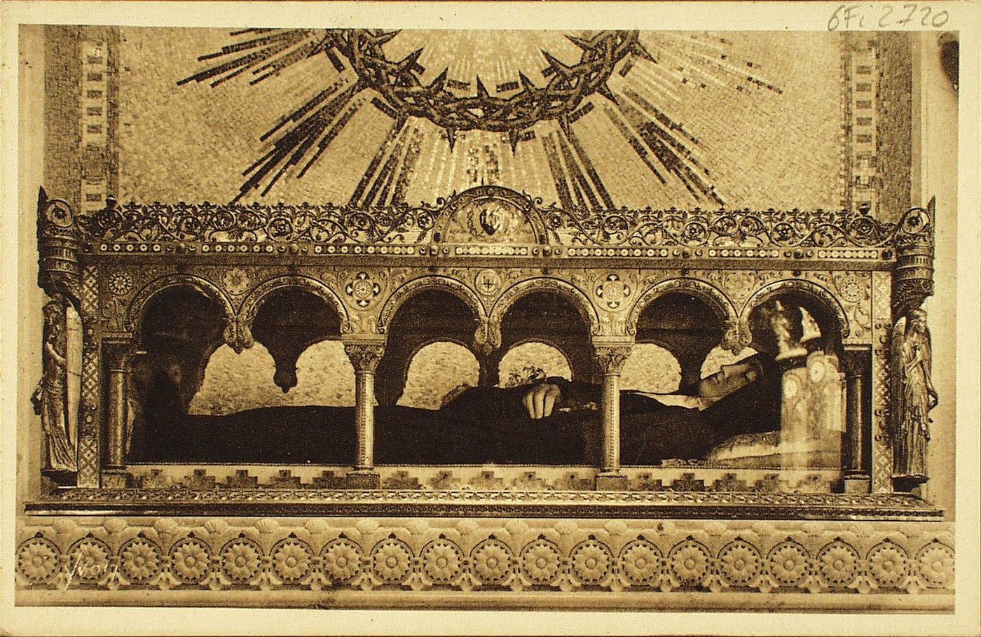 Paray-le-Monial. Monastère de la Visitation. Châsse renfermant les reliques de sainte Marguerite-Marie Alacoque.