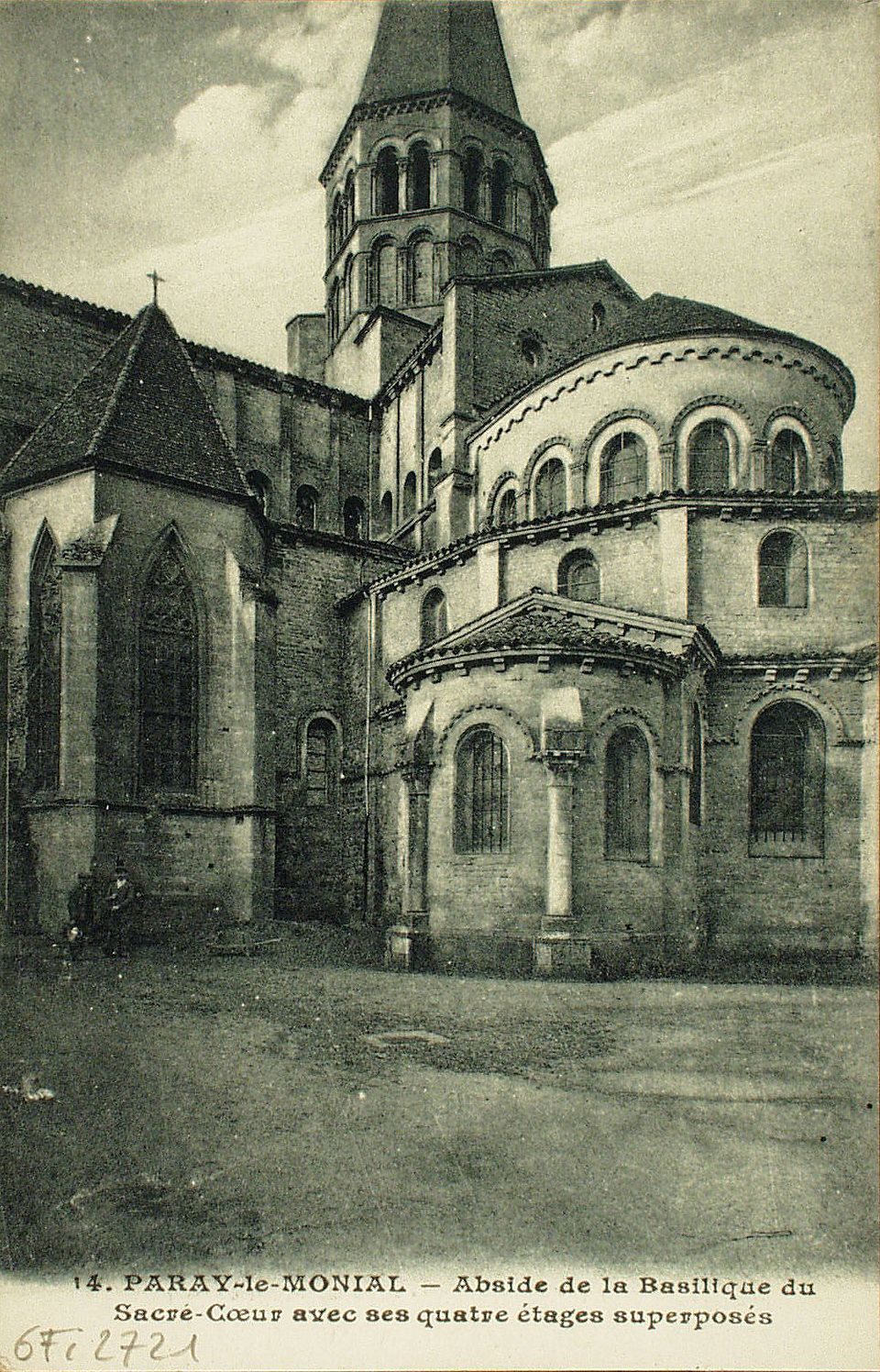 Paray-le-Monial. Abside de la Basilique du Sacré-Coeur avec ses quatres étages superposés.