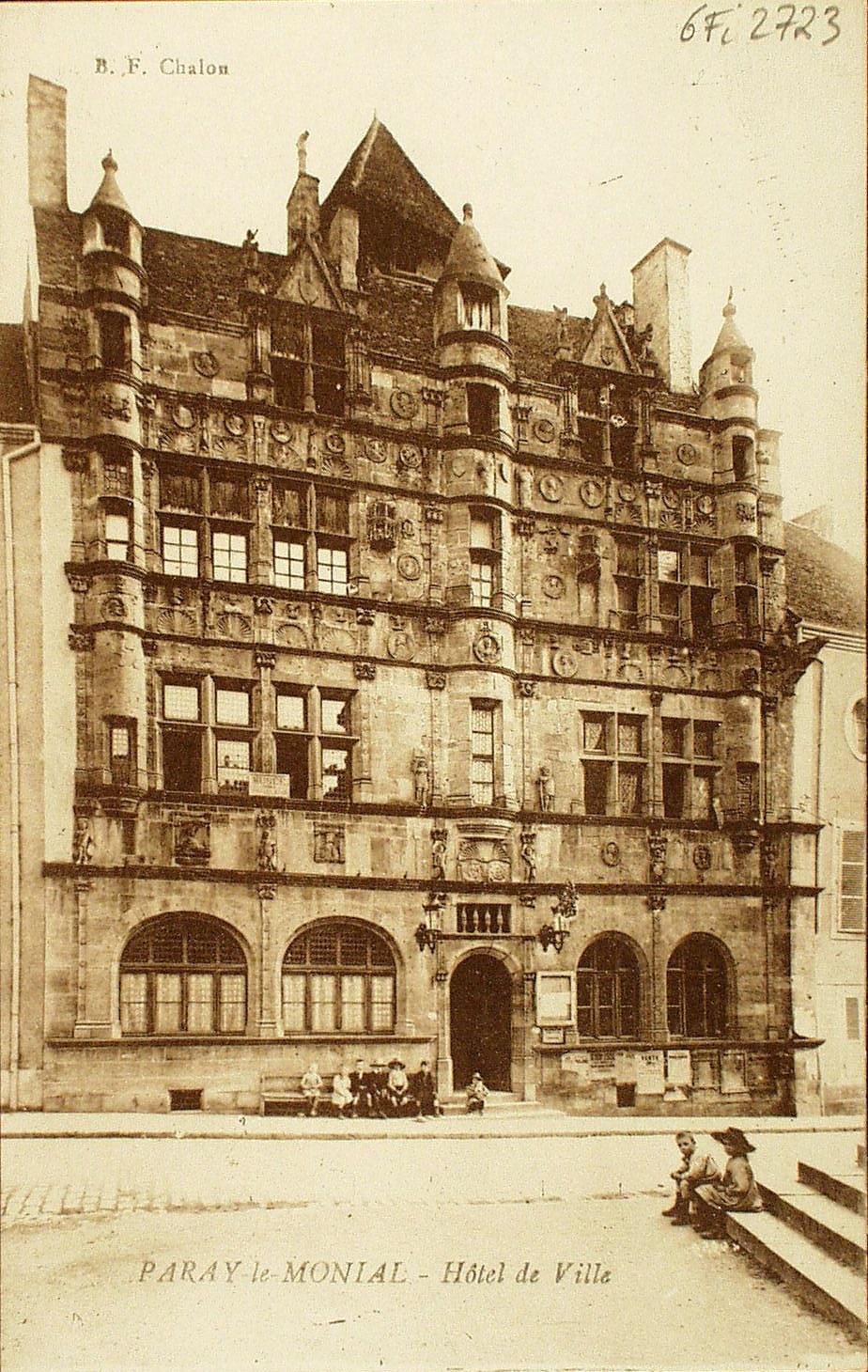 Paray-le-Monial. Hôtel de ville.