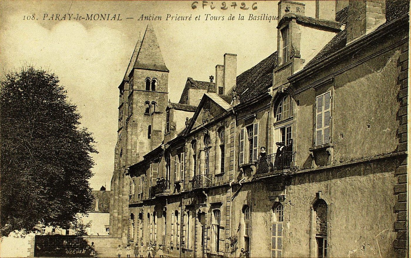 Paray-le-Monial. Ancien prieuré et tours de la basilique.