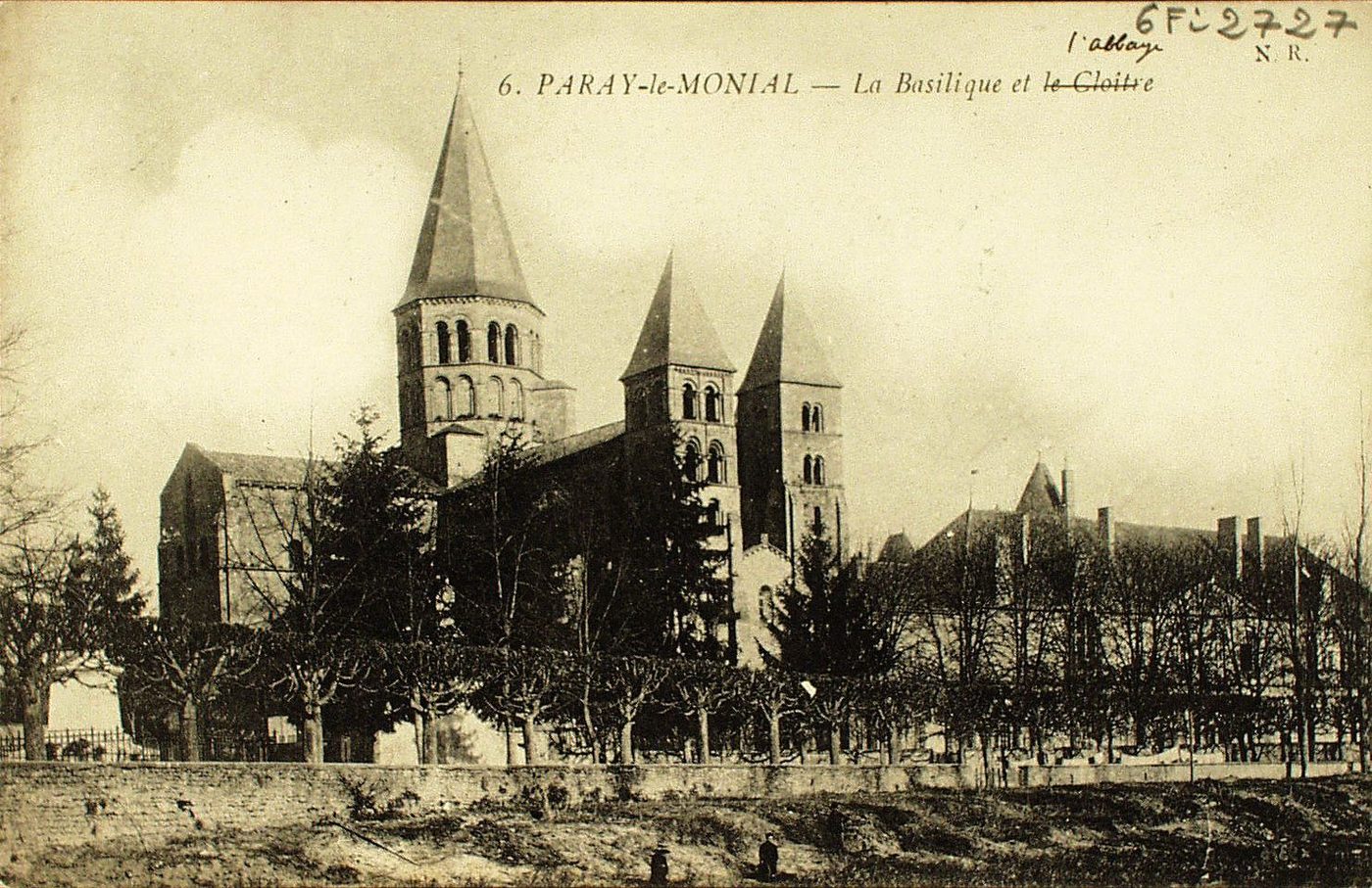 Paray-le-Monial. La basilique et l'abbaye.