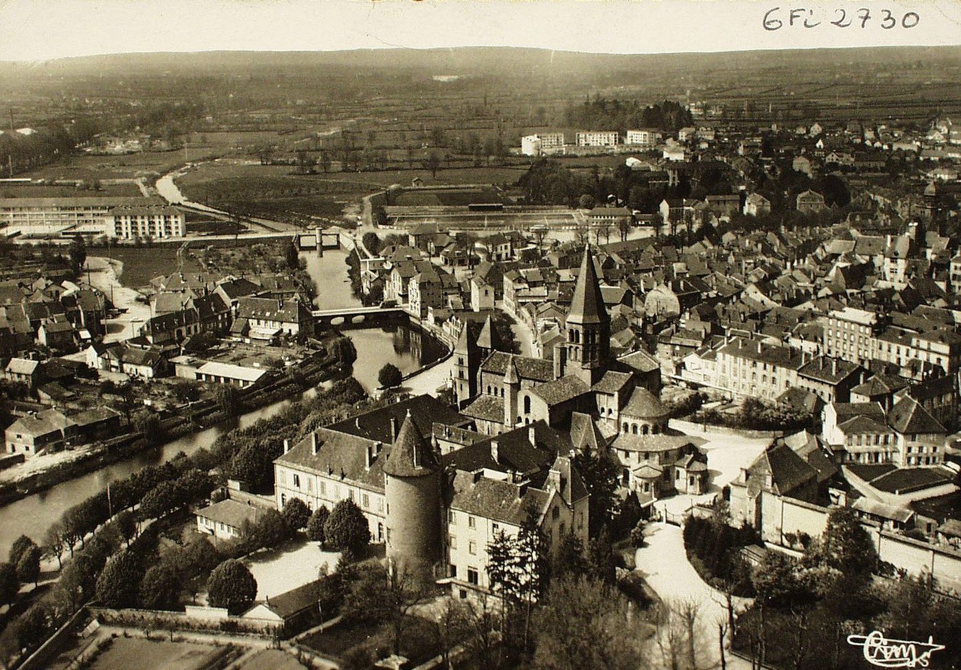 Paray-le-Monial. Vue aérienne sur la basilique et les Jardins des Pèlerins.