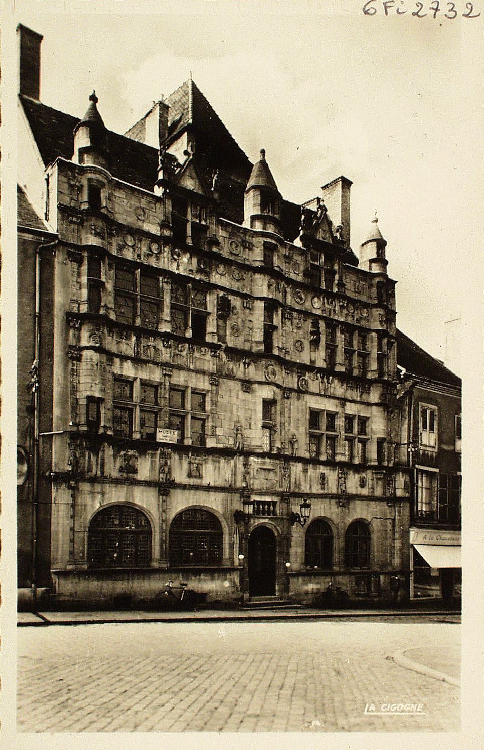 Paray-le-Monial. Hôtel de ville (style renaissance 1525).