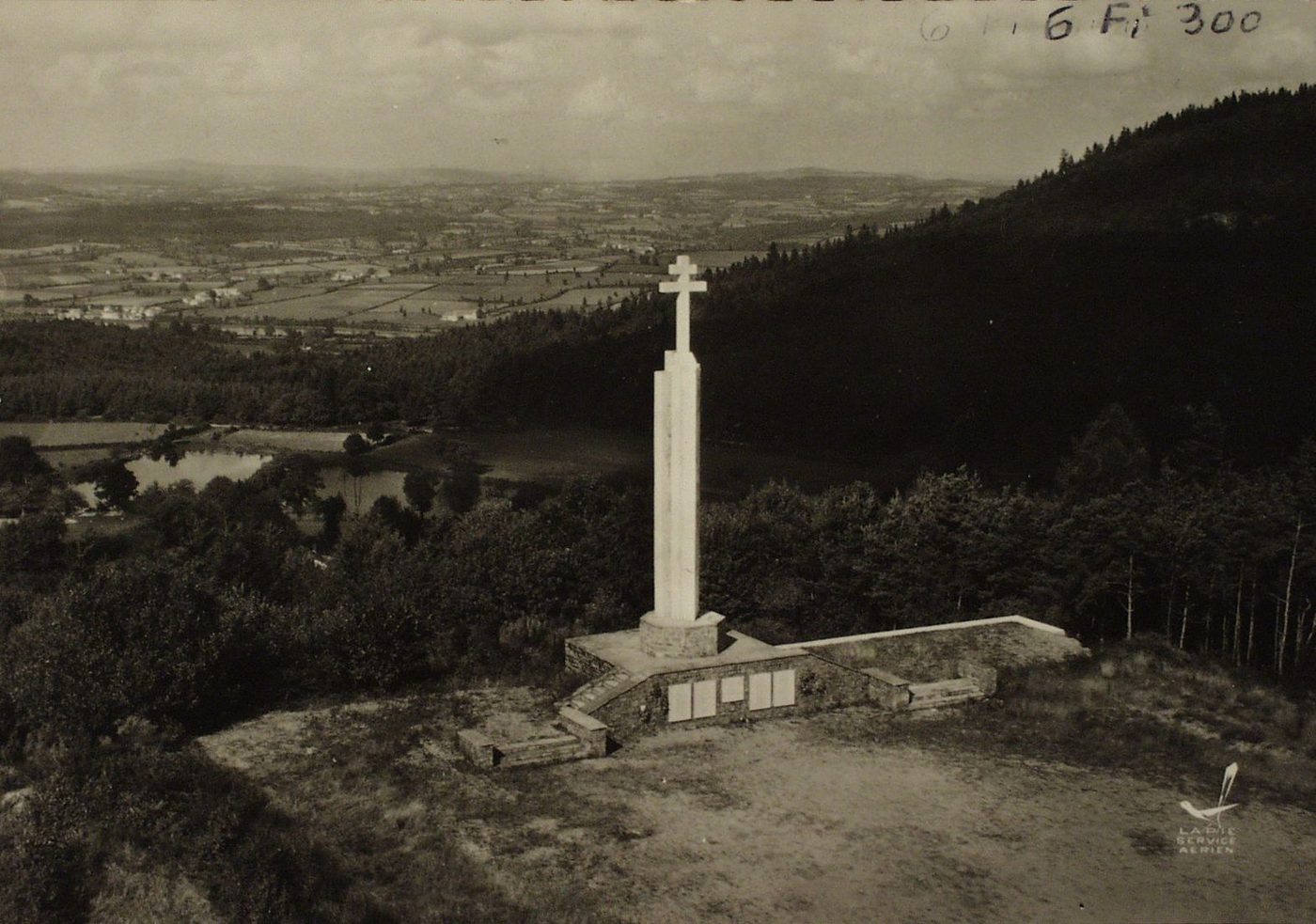 En avion au dessus de ... Beaubery. Le monument de la résistance.