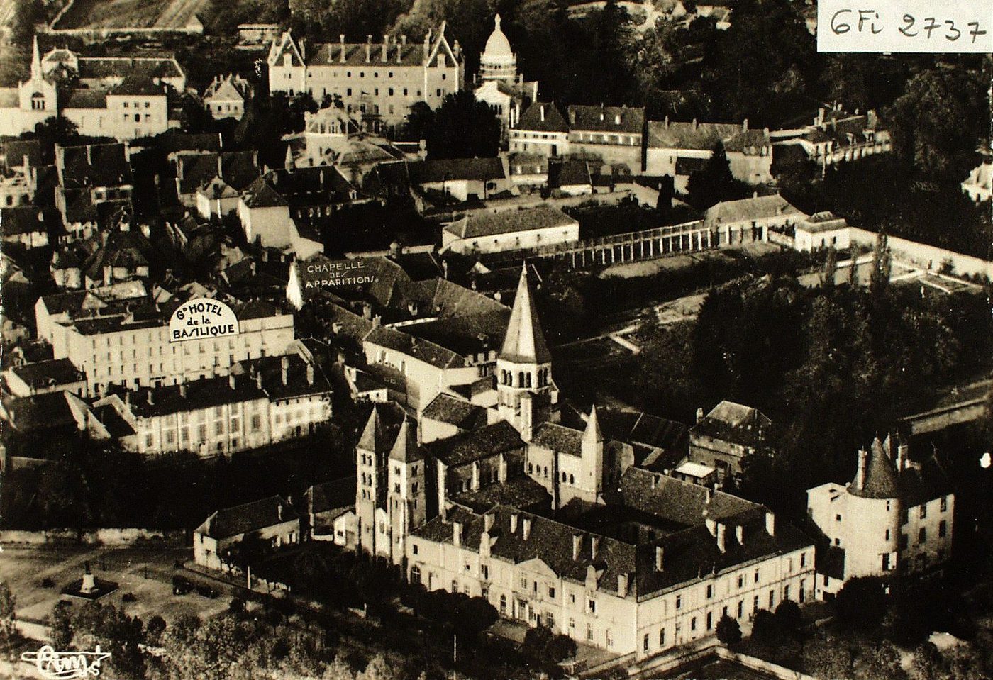 Paray-le-Monial. Vue panoramique aérienne. Au 1er plan,la basilique (Xe s. et XIe s.) et le grand hôtel de la basilique, face à la chapelle des Apparitions.