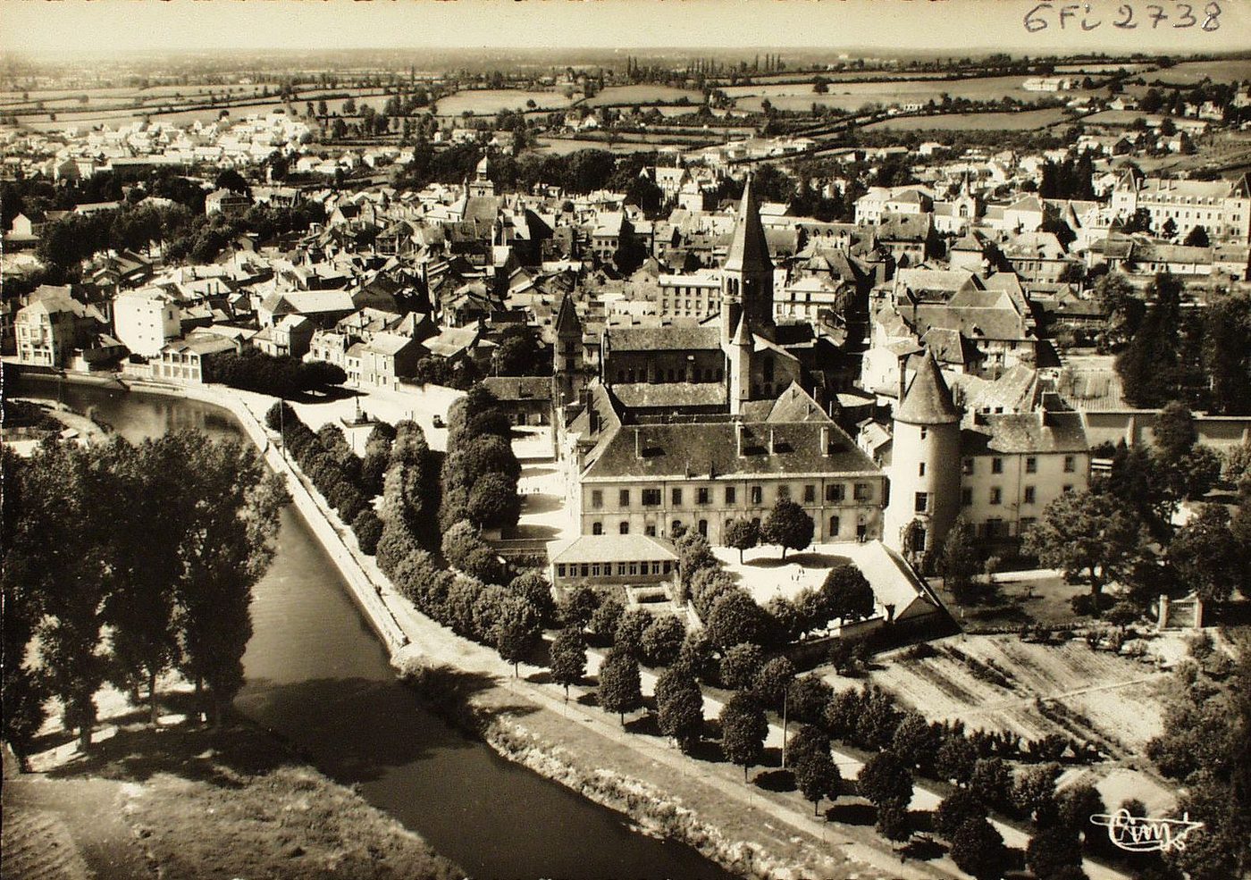 Paray-le-Monial. Vue aérienne sur la basilique et la Maison des Chapelains.