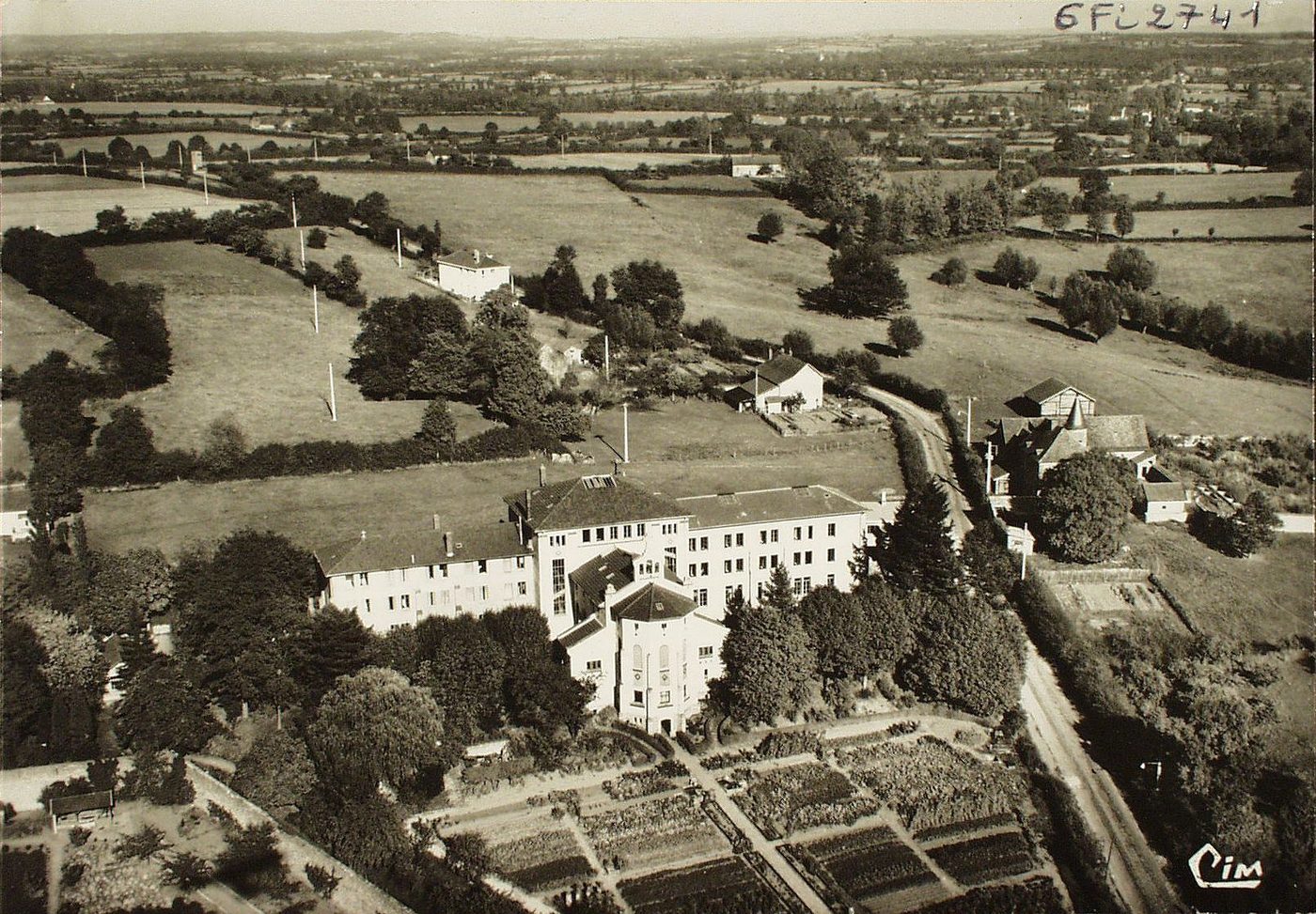 Paray-le-Monial. Couvent de Béthléem. Vue aérienne.