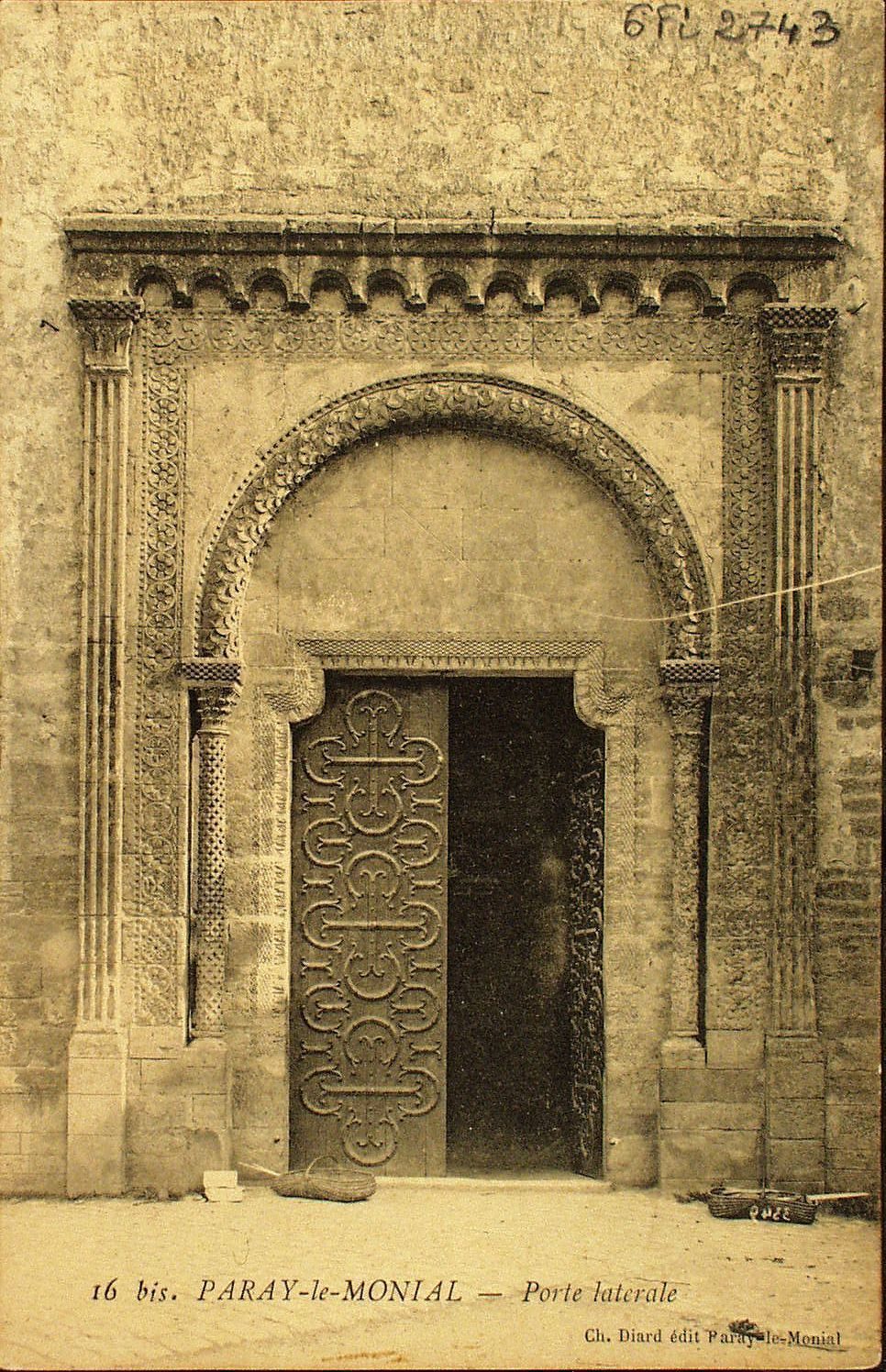 Paray-le-Monial. Porte latérale.